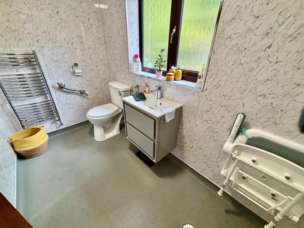 Shower Room / WC: