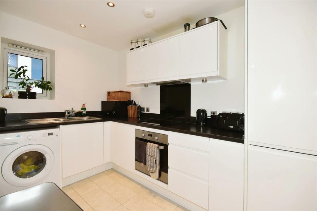 ccfa2aaa-Kitchen.JPG