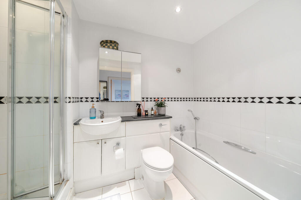 1373472-5-68ff5f0...