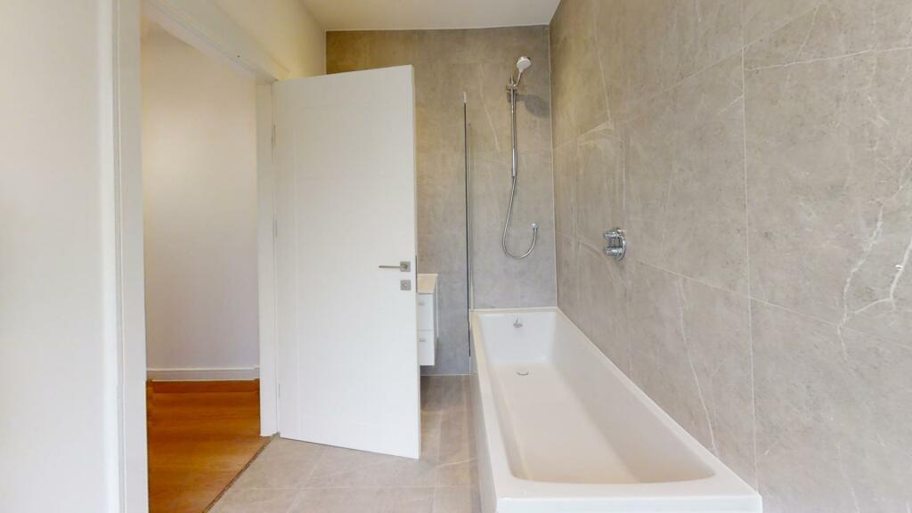9-Carmona-Bathroom.jpg