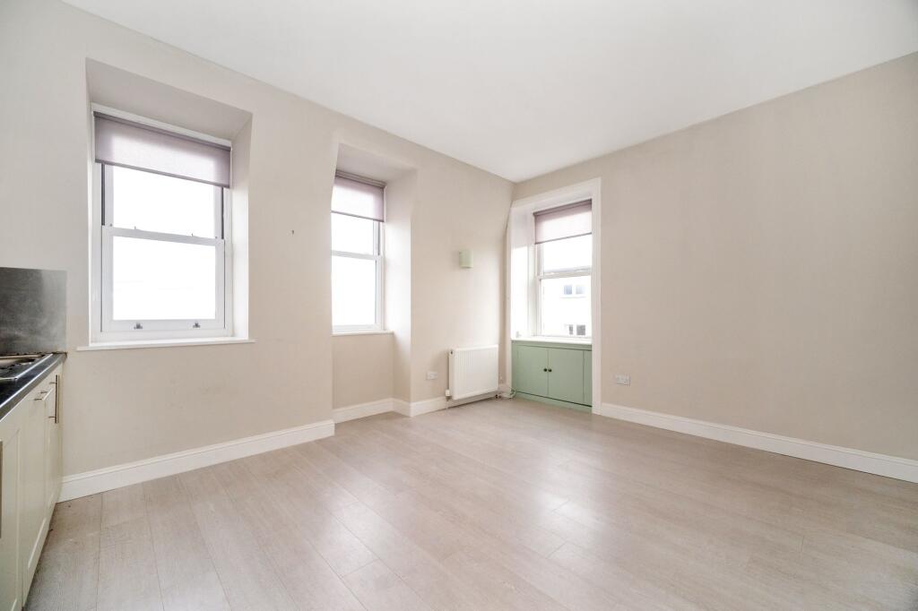 Lounge/Kitchen