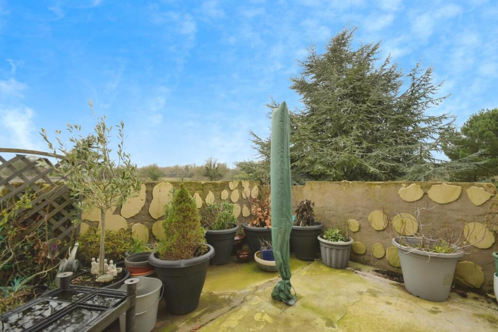 33 REAR GARDEN 01.jpg