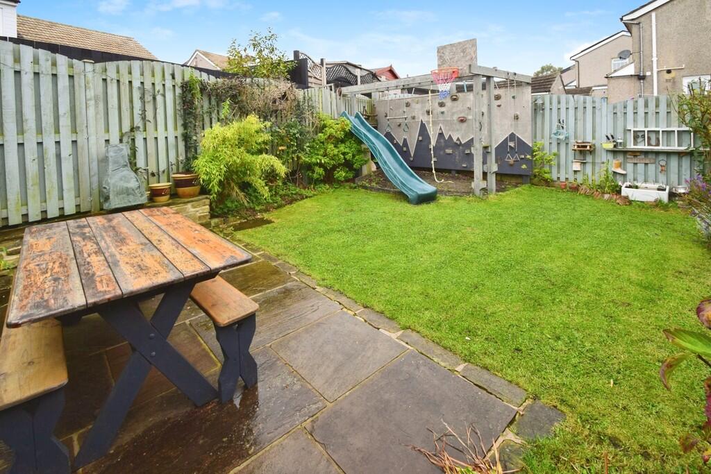35255143-Garden