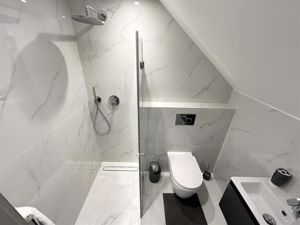 En Suite Shower Room: