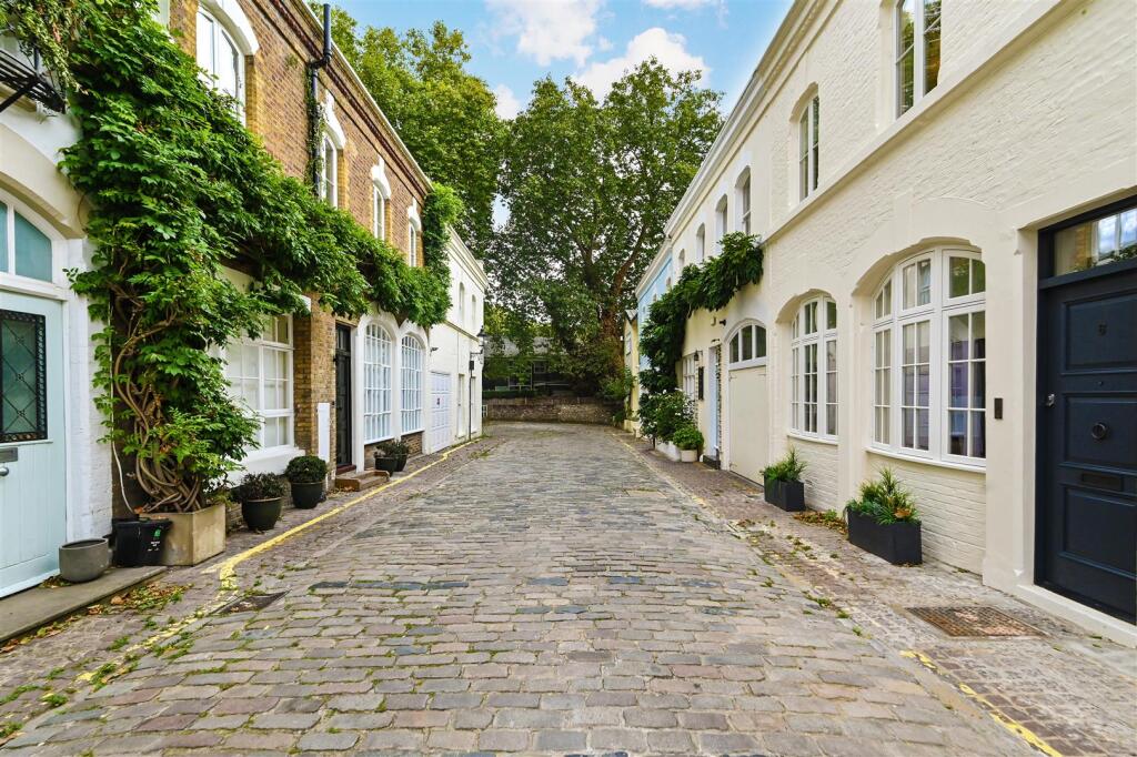 14-Ennismore-Gardens-Mews (21).JPG