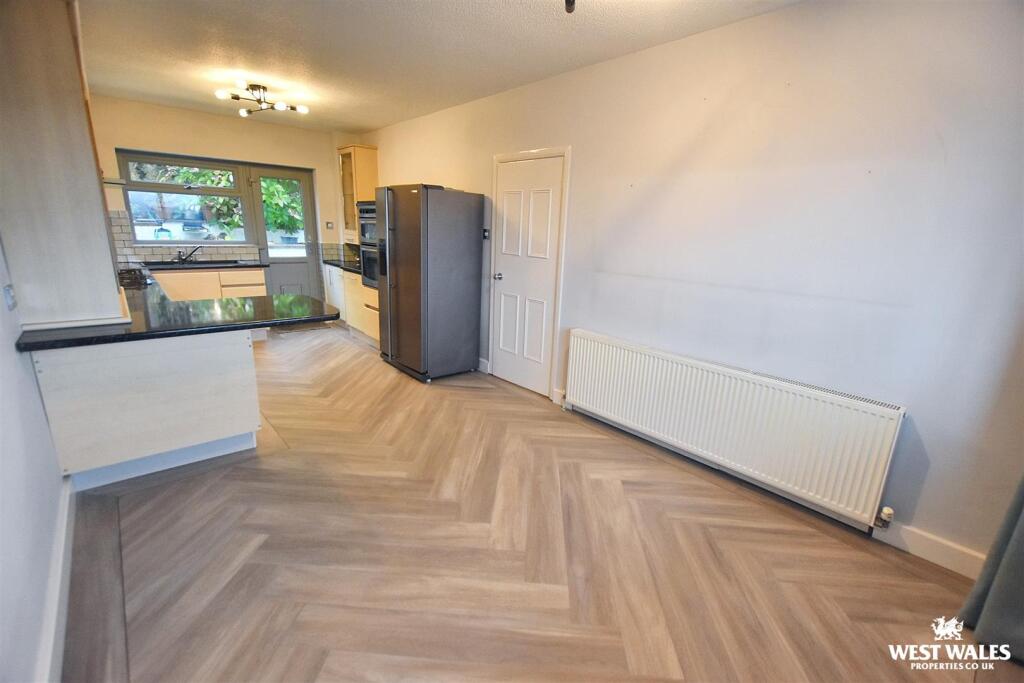 4 - 2025-11-16T204353.235.jpg