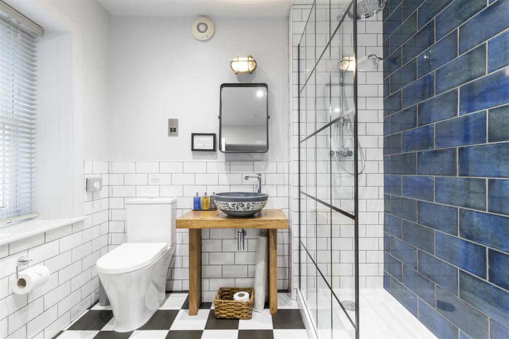 En-suite Ground Floor.jpg