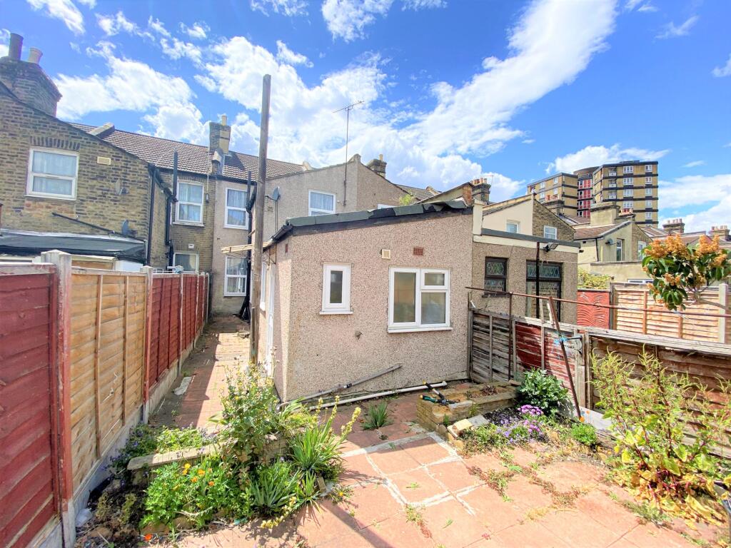 Boundary Rd E13