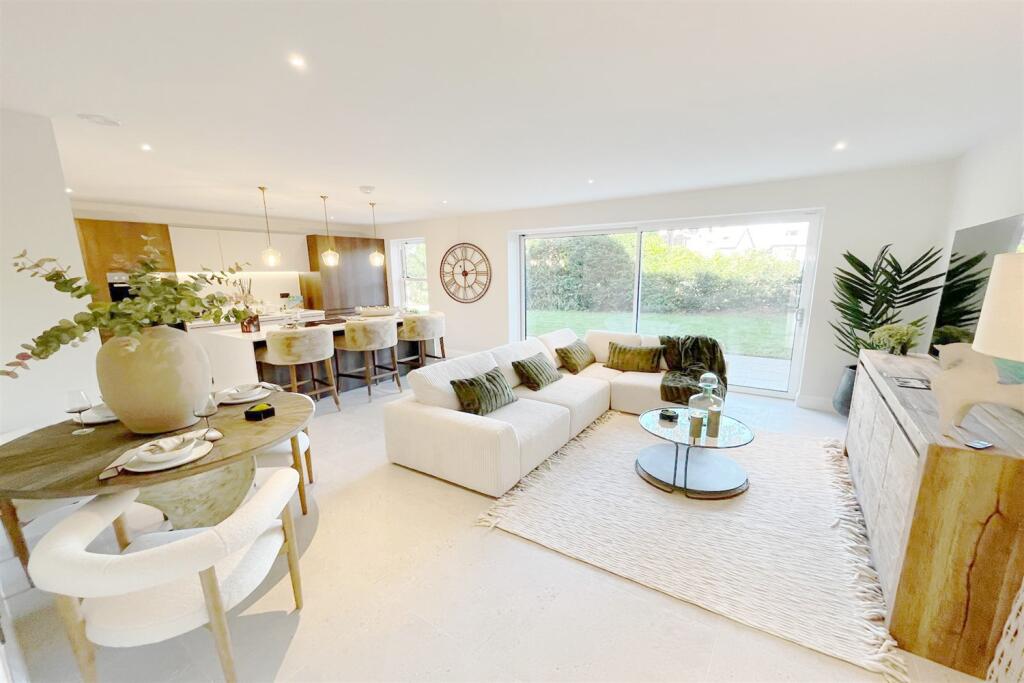 Open plan kitchen/di