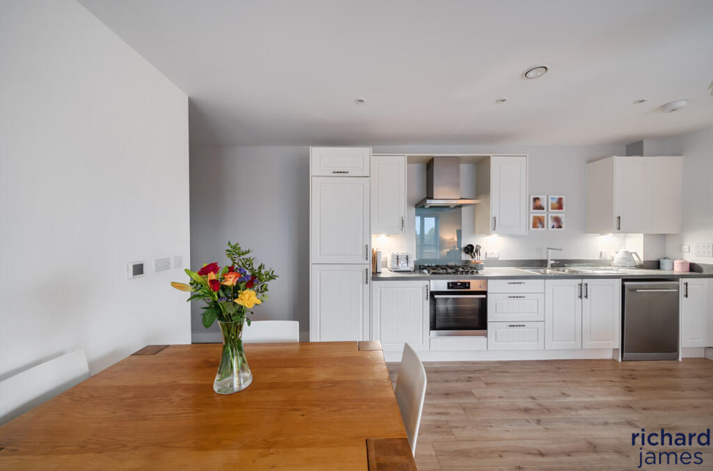 39d4456698094e54ad4e6fcf6ec2f438