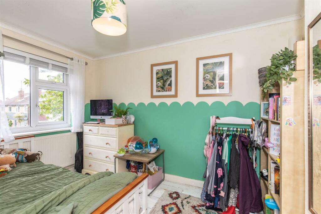 2 Somerset Close21.jpg