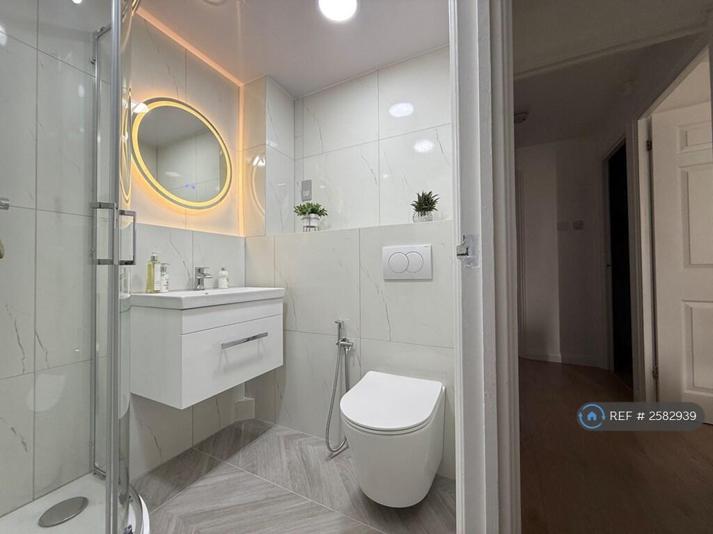 Ensuite Bathroom 
