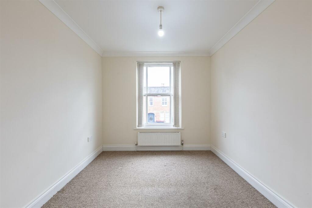 2a Burleigh Road, Addlestone, KT151pl - 18.jpg