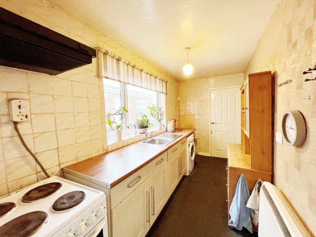 Kitchen pic 1.jpg