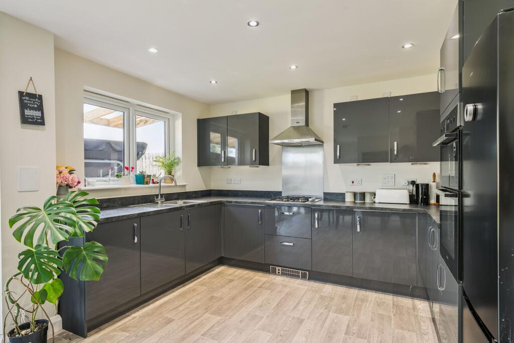 Kitchen / Dining Area