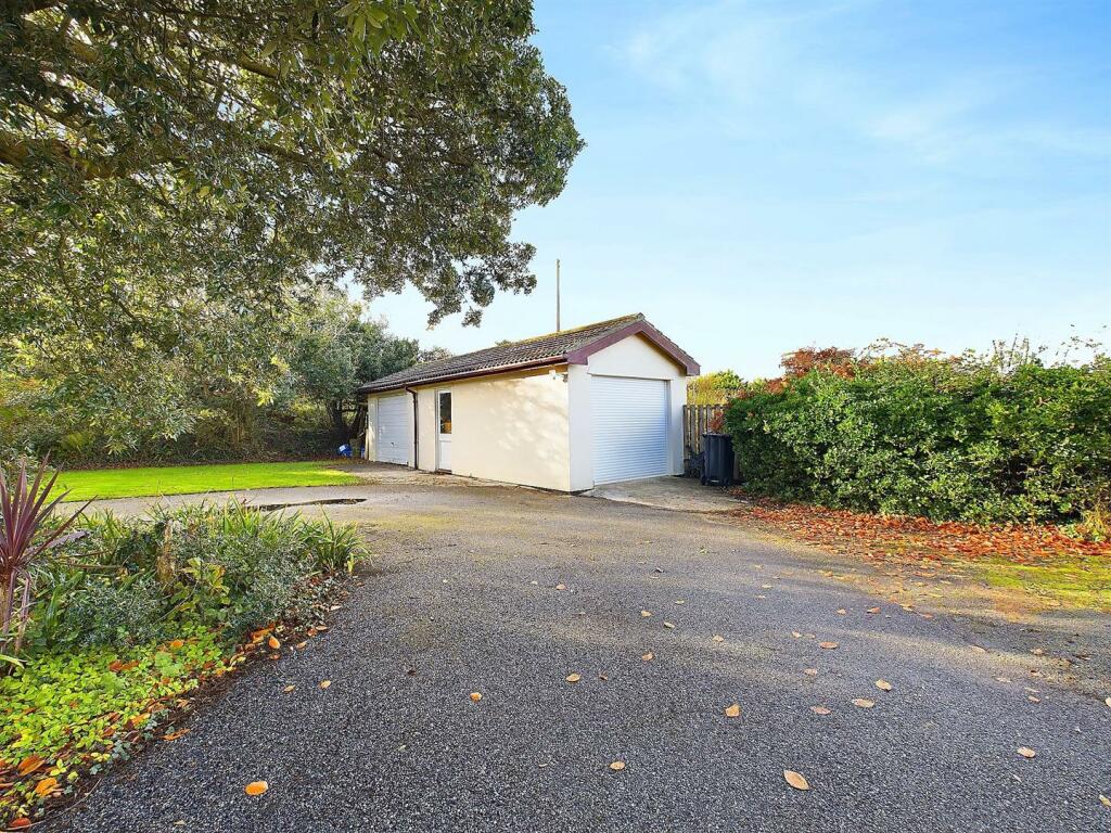 Detached garage