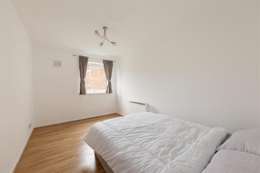 Gordon Road, E18