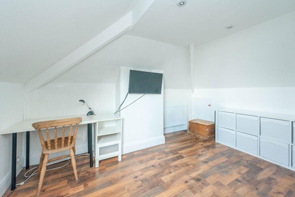 TWO STUNNING DOUBLE BEDROOMS AND BATHROOMS
