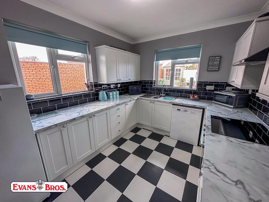 KITCHEN / BREAKFAST ROOM