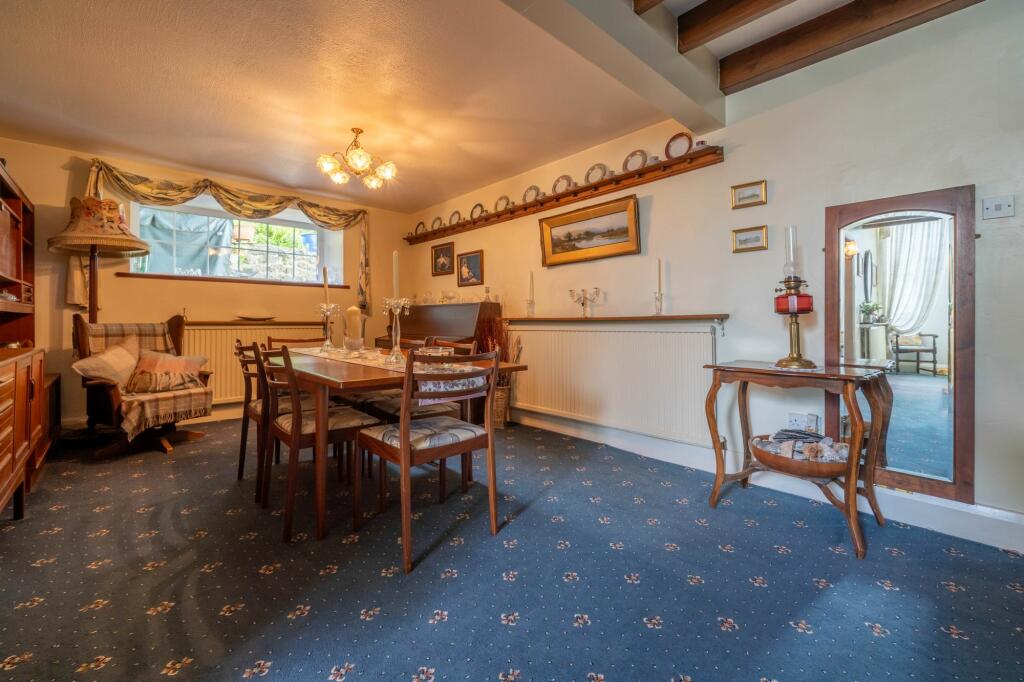 ENTRANCE HALL/DINING AREA