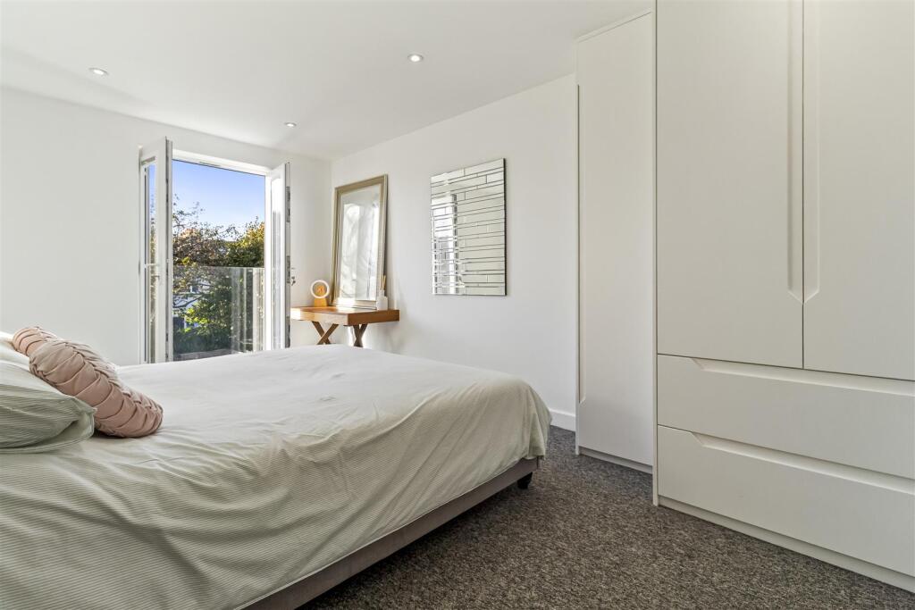 5. 19 Reigate Road_001.JPG