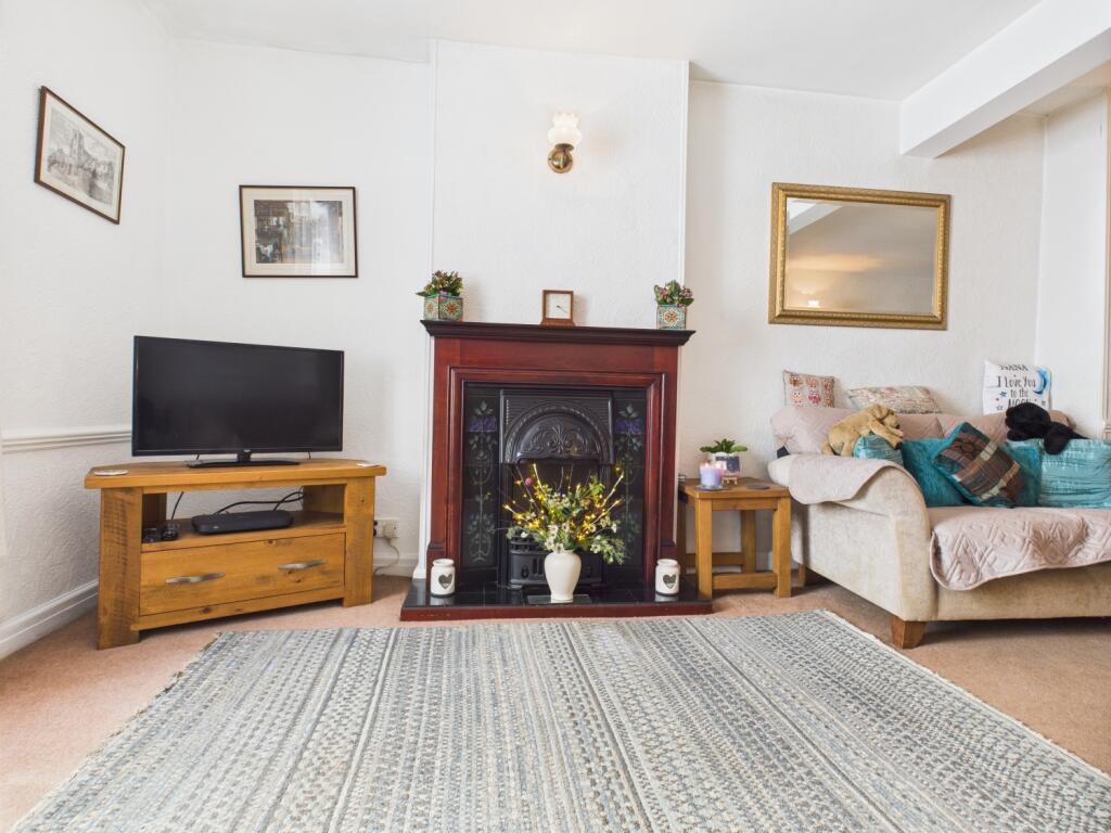 CAM03729G0-PR0107-STILL026