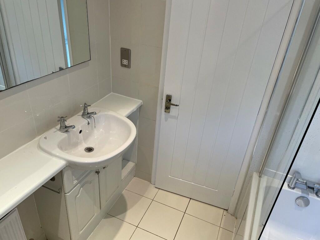 Bathroom 1.9m x 1.9m