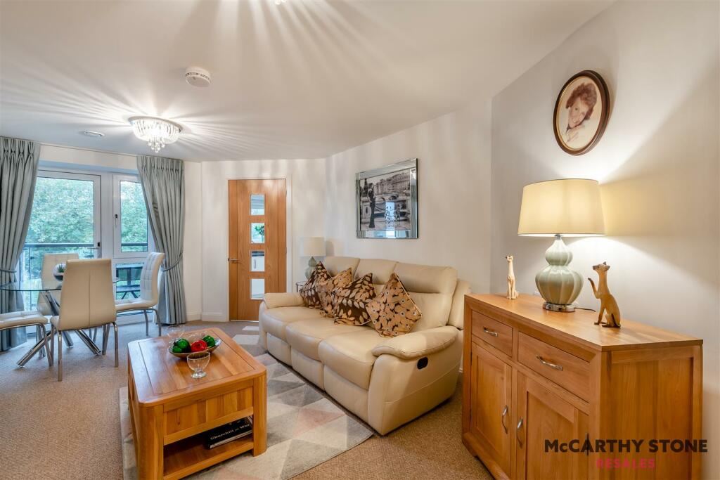 8627937-interior10.jpg