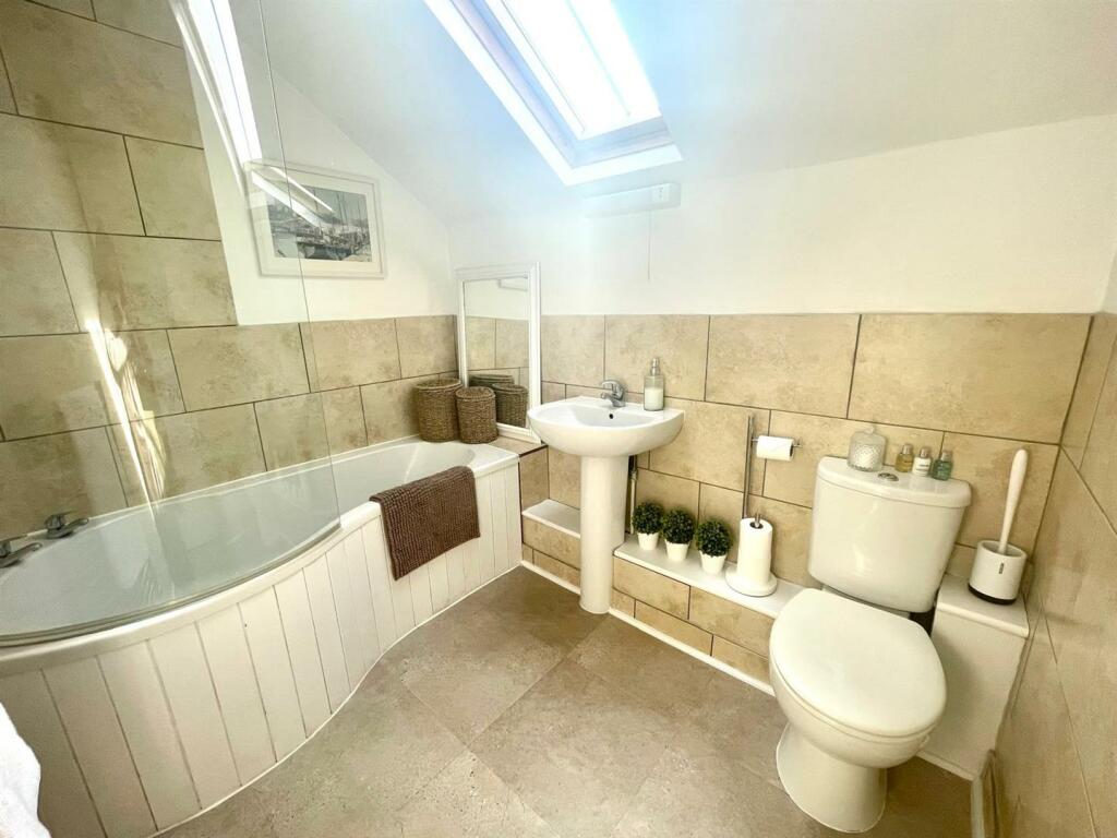 Bathroom (1st Floor)
