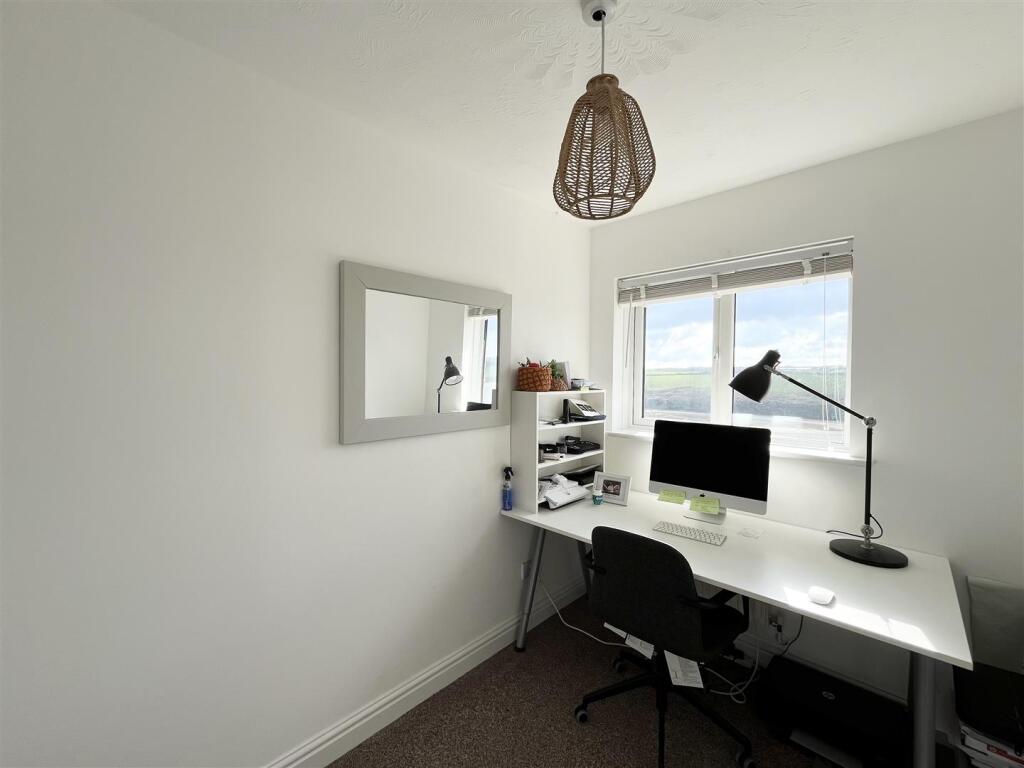 Bedroom 3/study