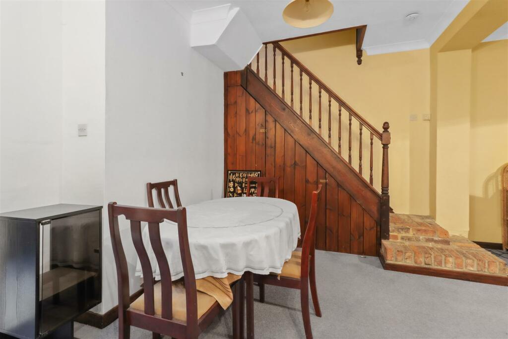 Lounge/Dining area