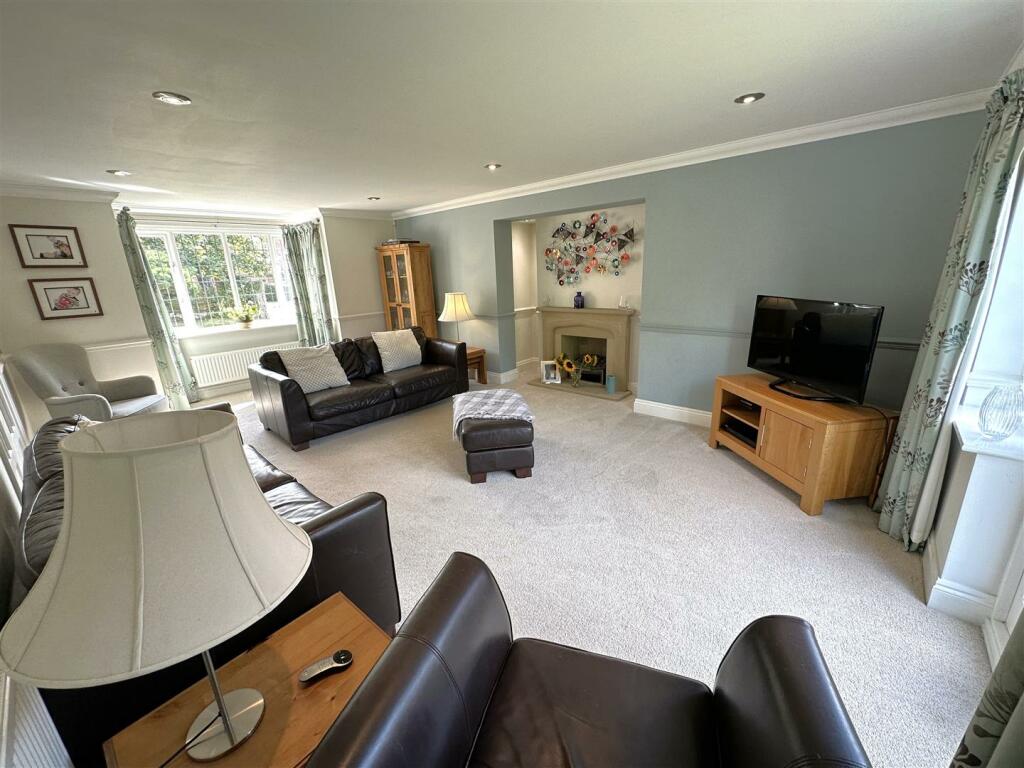 Bay-Fronted Living Room 478