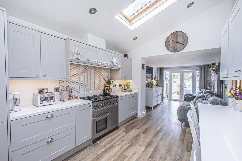 KITCHEN FAMILY ROOM