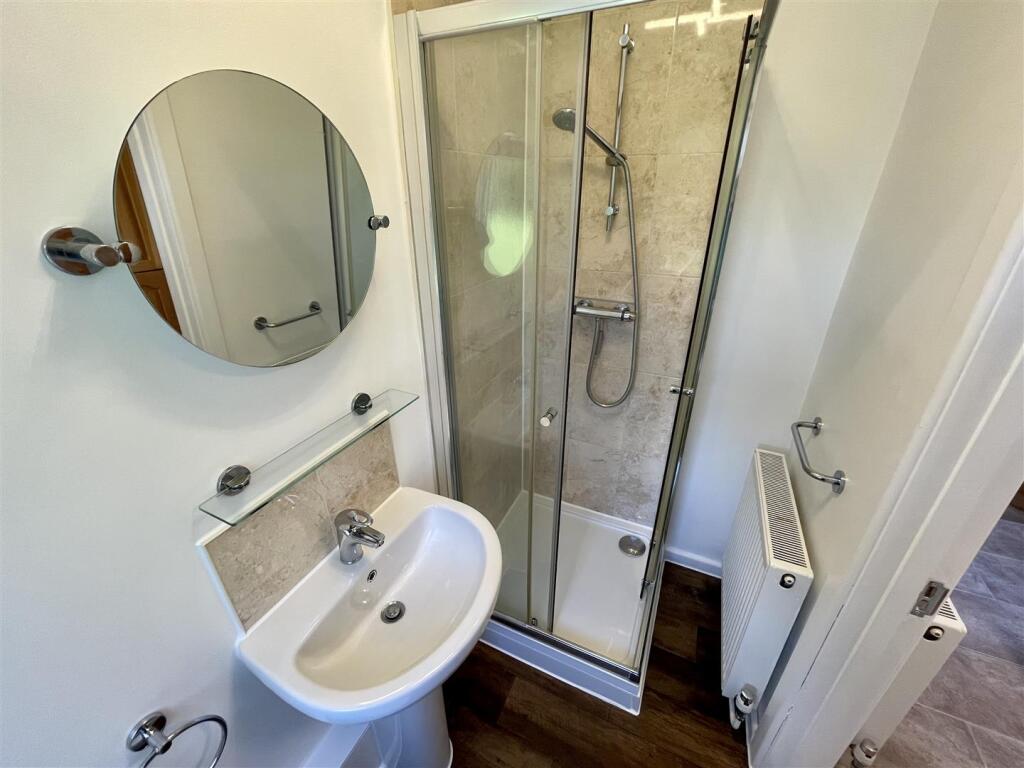 SHOWER ROOM / WC