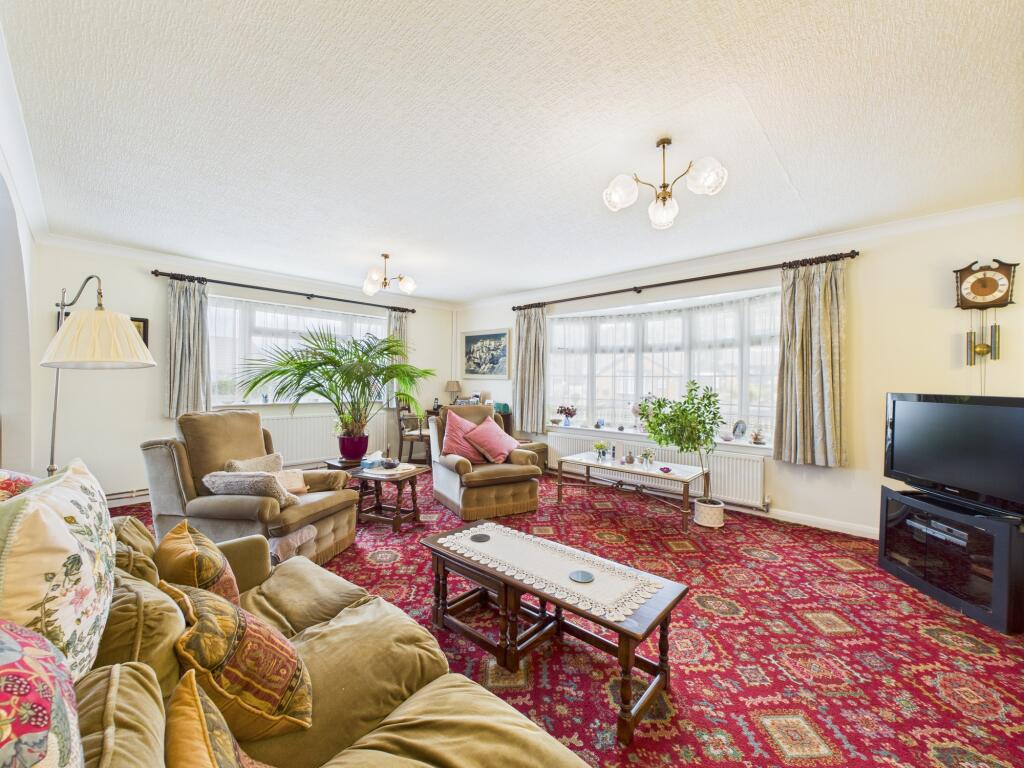 CAM04825G0-PR0123-STILL001