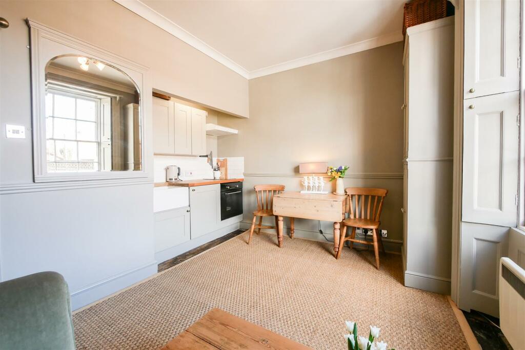 OPEN PLAN KITCHEN/LOUNGE