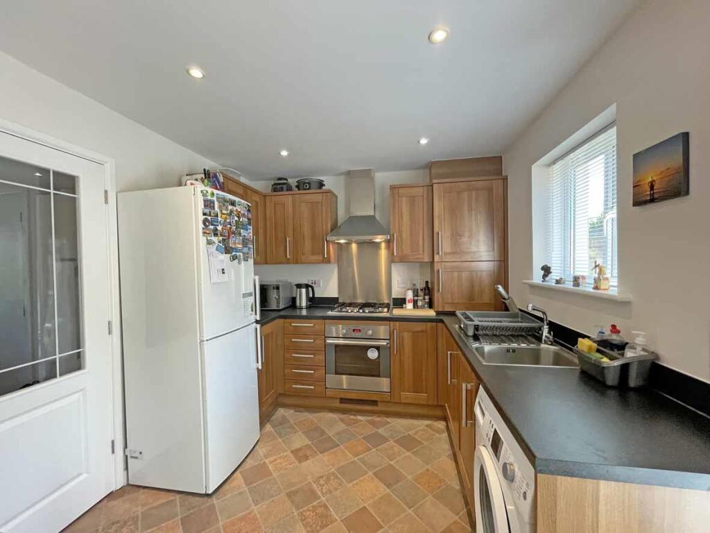 Cobham Close 49 - Kitchen 2.jpg