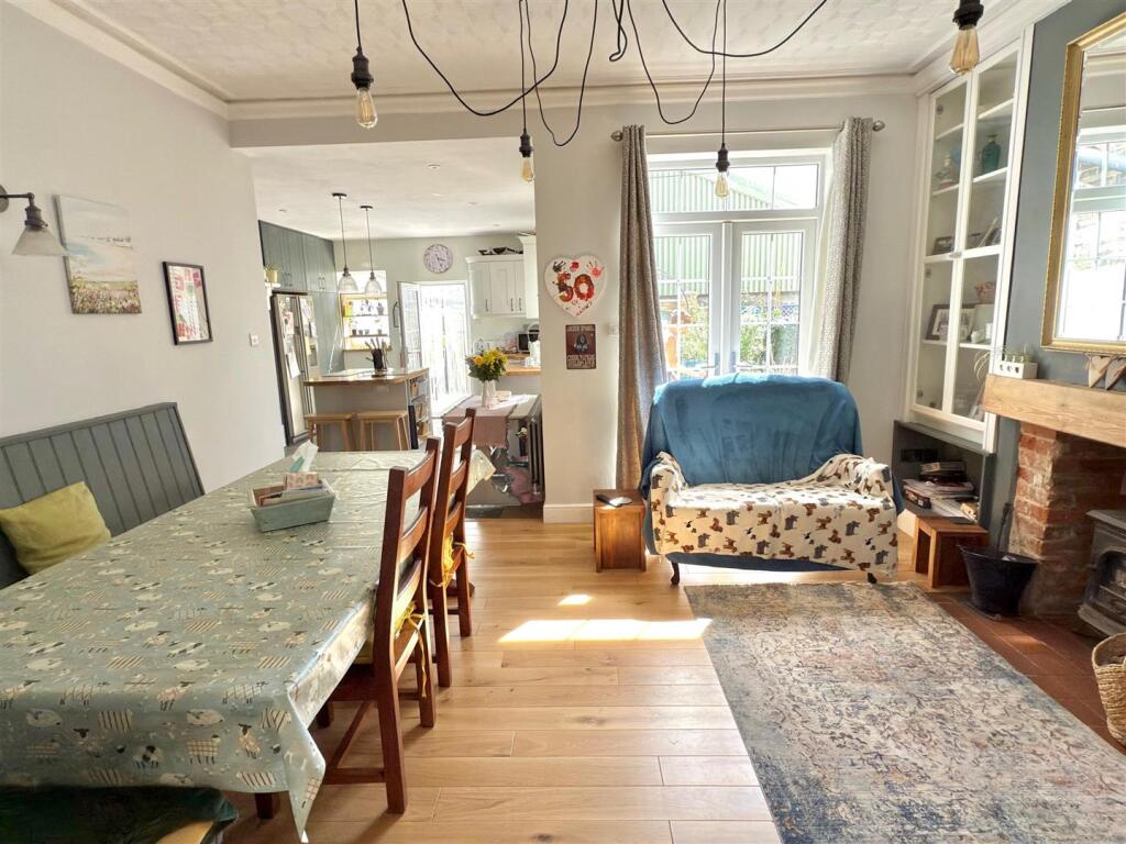 DINING ROOM.jpg