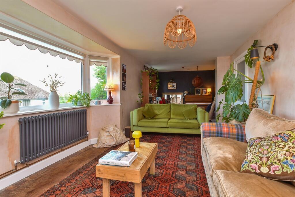 Lounge /Dining Room