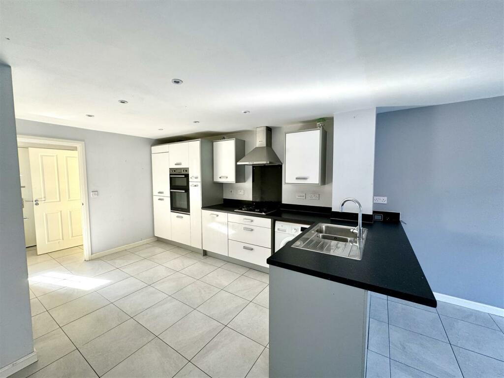 OPEN PLAN KITCHEN/DINING/FAMILY ROOM