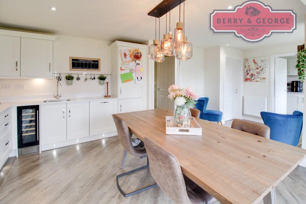 KITCHEN / DINER