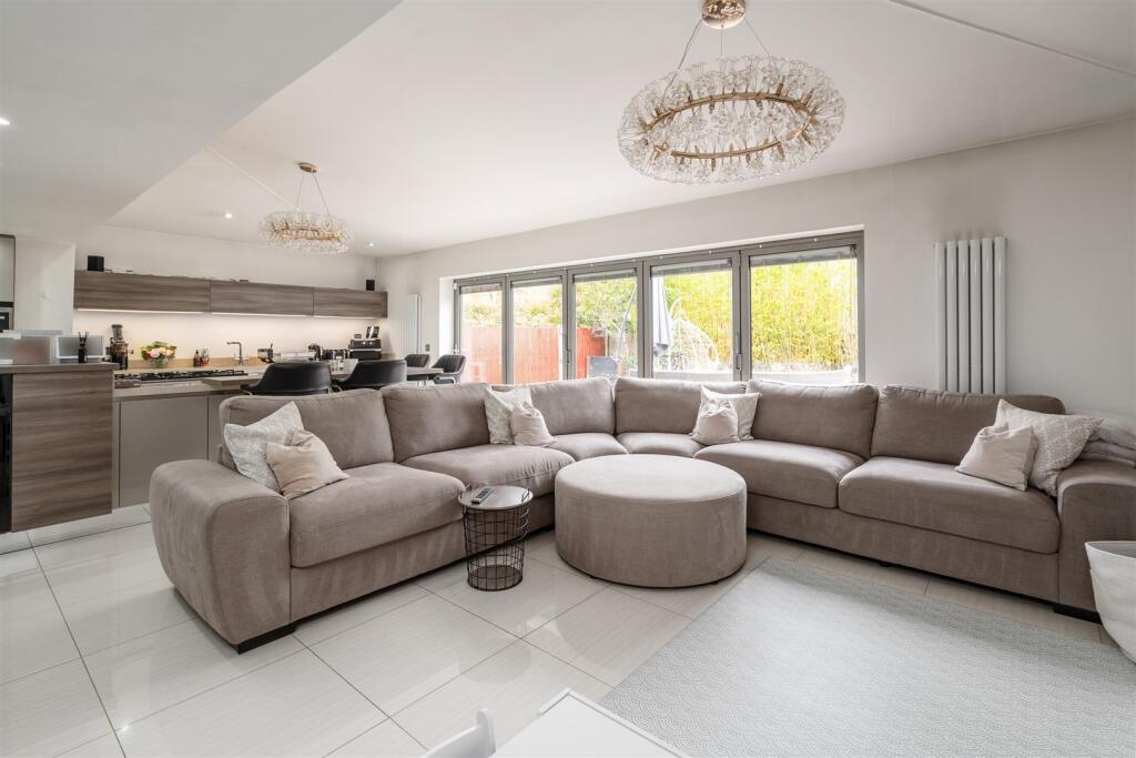 47 Radlow Crescent_7.jpg