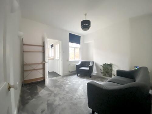 Middle Room 003