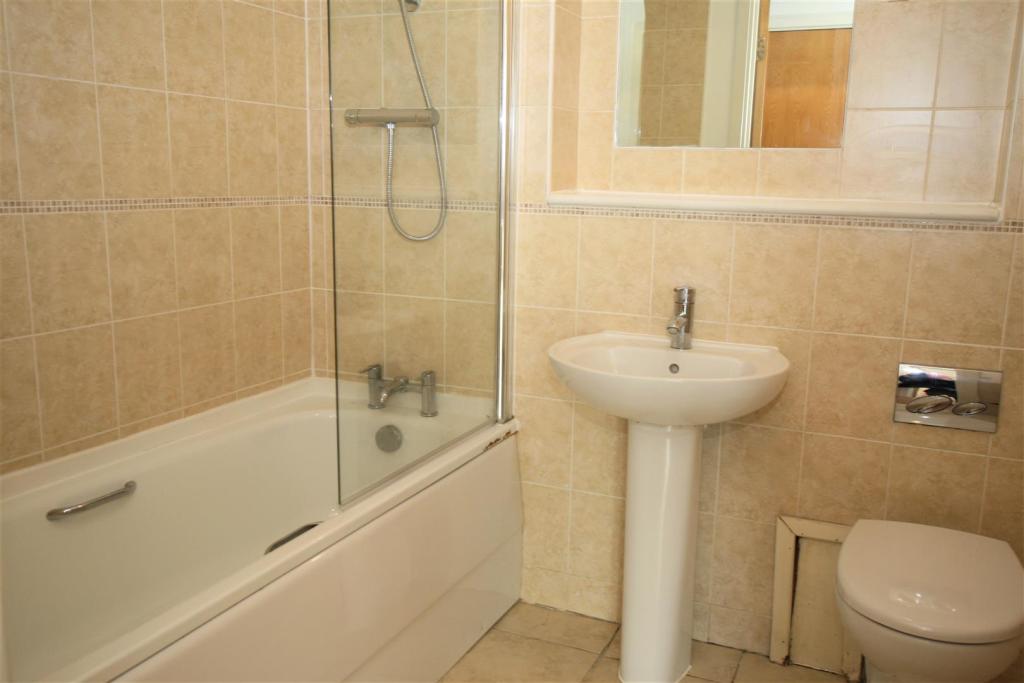 Bathroom 1.JPG