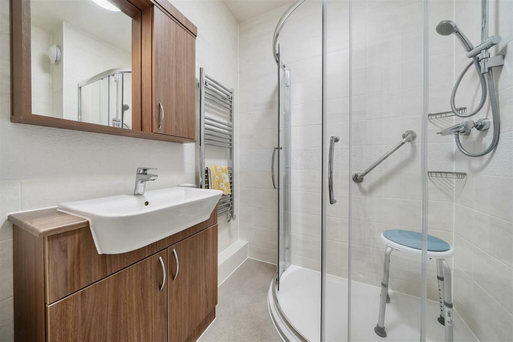 Bathroom 2.jpg