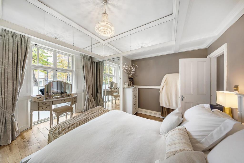 Master Bedroom (2).jpg