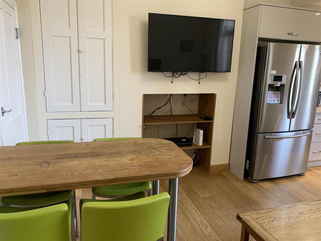 Kitchen 2.JPG
