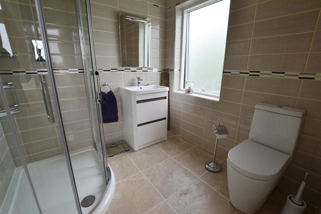 master ensuite.JPG