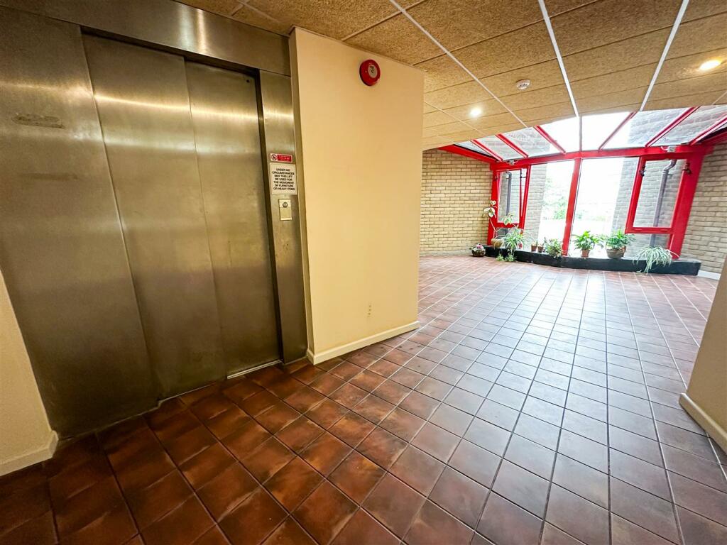 COMMUNAL ENTRANCE HALLWAY