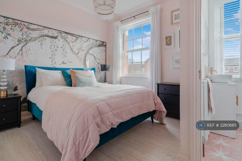 Master Bedroom With Ensuite Shower Room